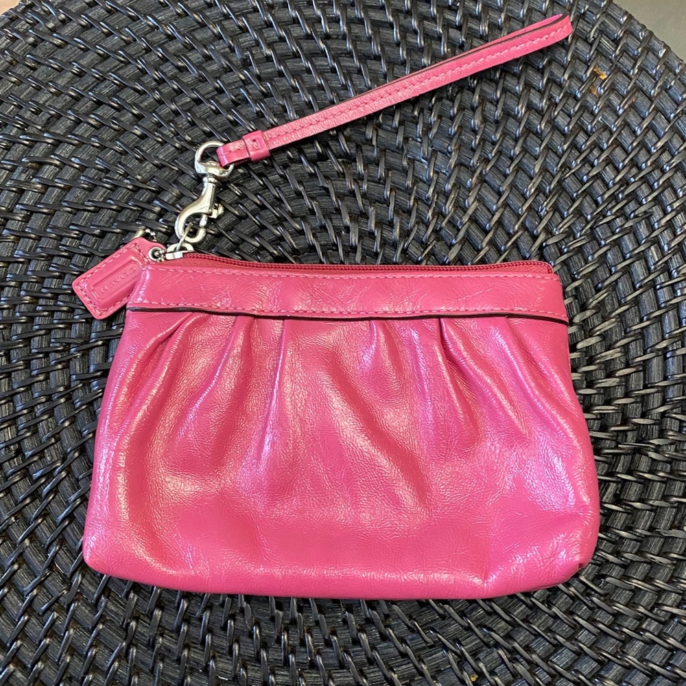 Coach hot pink adorable Wristlet.💖💖💖
